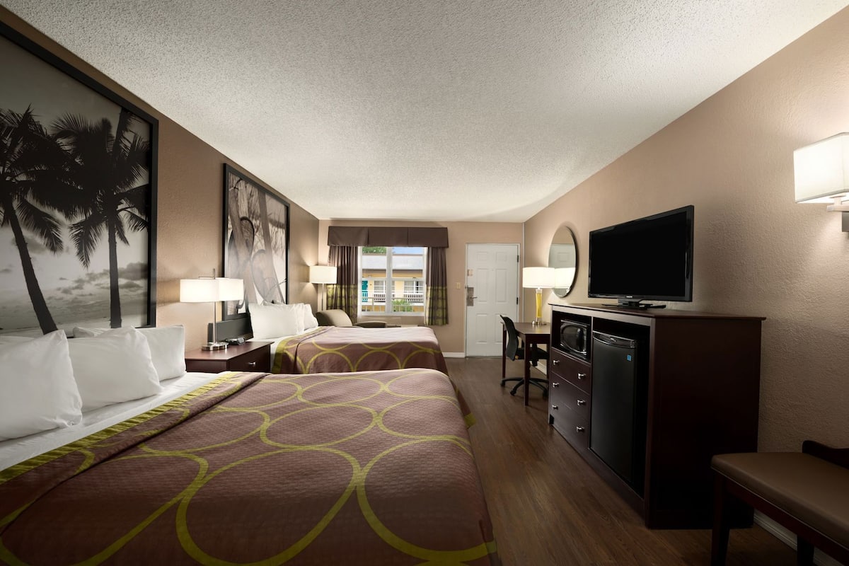 Zimmersafe, Schreibtisch, Bügeleisen/Bügelbrett, kostenlose Babybetten