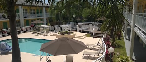 Piscine extérieure, parasols de plage