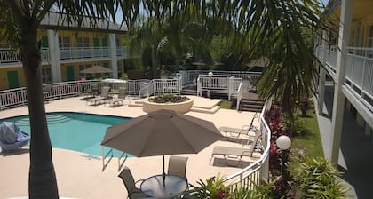Super 8 by Wyndham Ellenton Bradenton Area