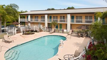 室外游泳池,07:00 至 21:00 开放,池畔遮阳伞