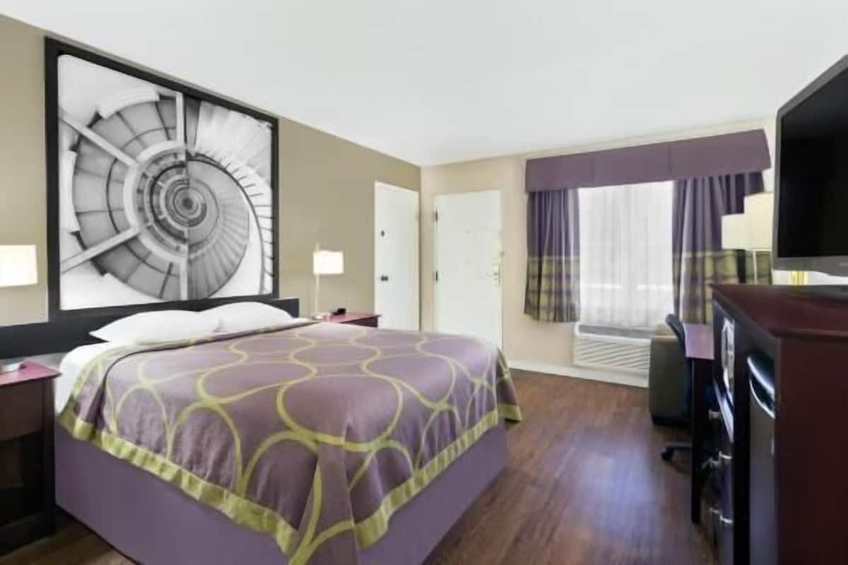 Zimmersafe, Schreibtisch, Bügeleisen/Bügelbrett, kostenlose Babybetten