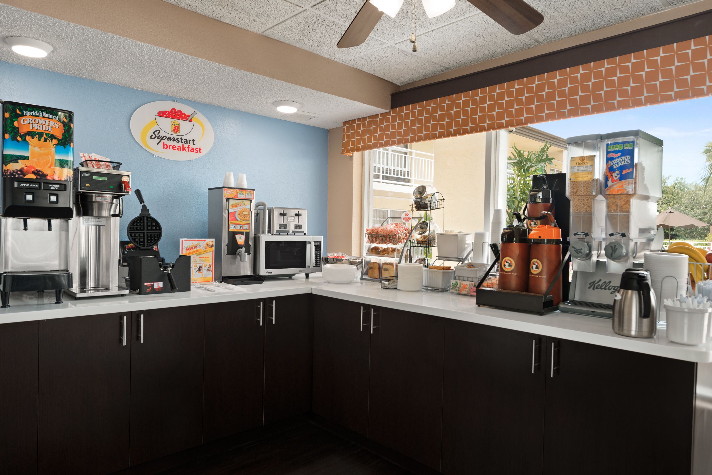 朝食 (テイクアウト)、毎日提供 (無料)