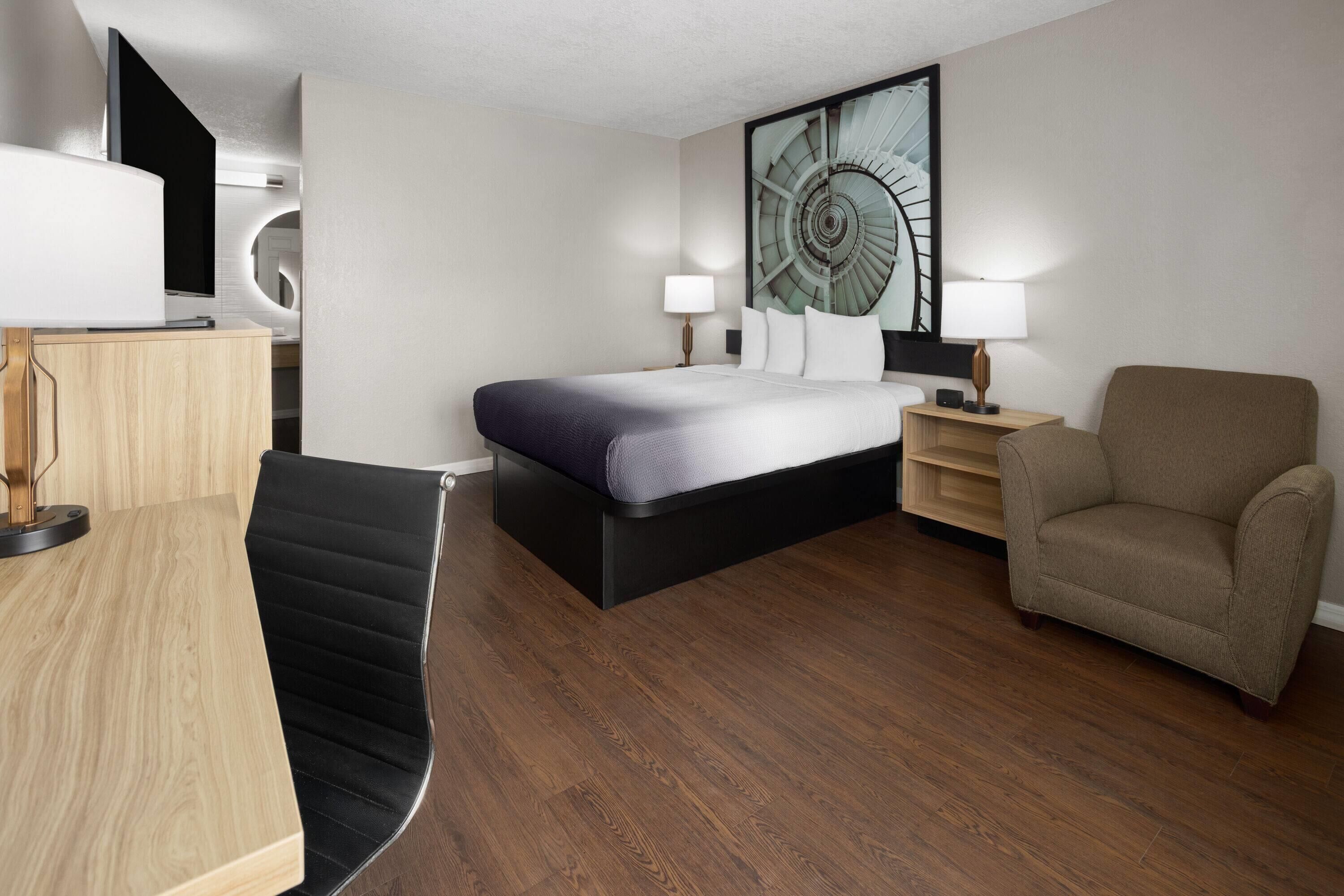 Room, 1 Queen Bed, Accessible, Non Smoking (Mobility/Hearing Impaired) | In-room safe, desk, iron/ironing board, free cribs/infant beds