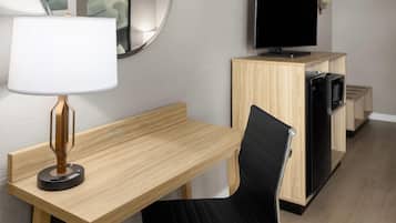 Deluxe Room, 1 King Bed, Non Smoking | In-room safe, desk, iron/ironing board, free cribs/infant beds