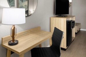 Phòng Deluxe, 1 giường cỡ king, không hút thuốc | Két bảo mật tại phòng, bàn, bàn ủi/dụng cụ ủi quần áo 