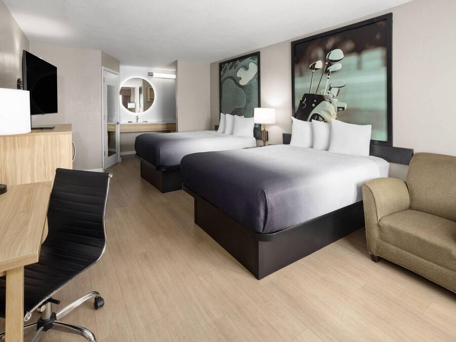 Habitació, 2 llits de matrimoni, no fumadors | Caixa forta a l'habitació, escriptori i planxa i posts de planxar