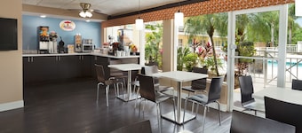 Super 8 by Wyndham Ellenton Bradenton Area