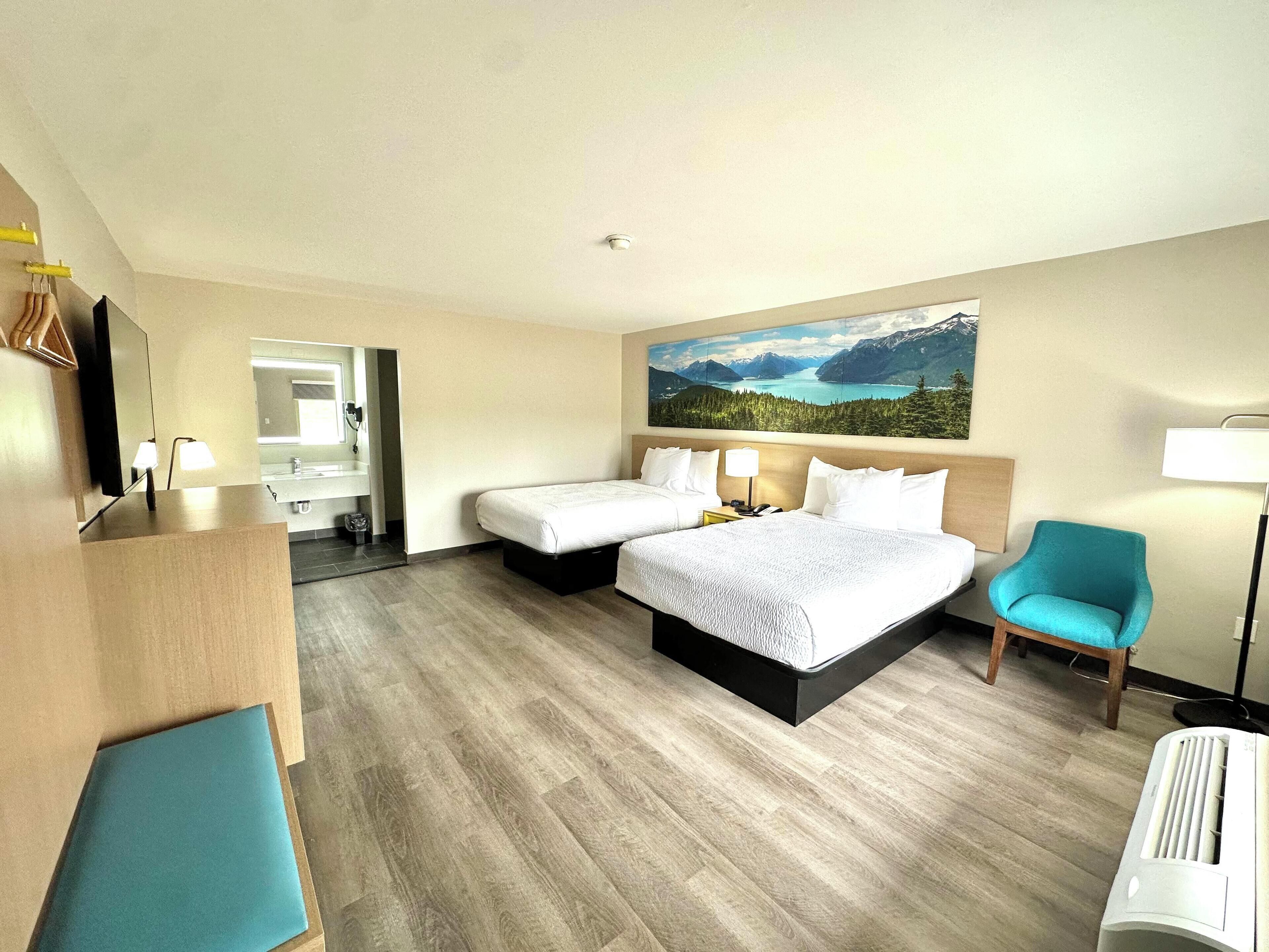2 Double Beds, Suite, Non-Smoking | Escritorio, espacio para trabajar con laptop y cortinas blackout 