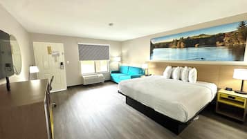 1 King Bed, Suite, Non-Smoking | Escritorio, espacio para trabajar con laptop y cortinas blackout
