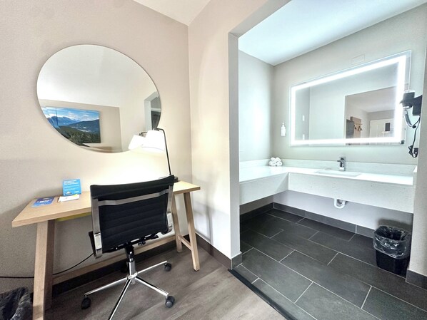 2 Double Beds, Suite, Non-Smoking | Escritorio, espacio para trabajar con laptop y cortinas blackout 