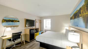 Escritorio, espacio para trabajar con un portátil, cortinas opacas