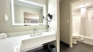 2 Double Beds, Suite, Non-Smoking | Salle de bain | Ensemble baignoire-douche, articles de toilette (gratuits)
