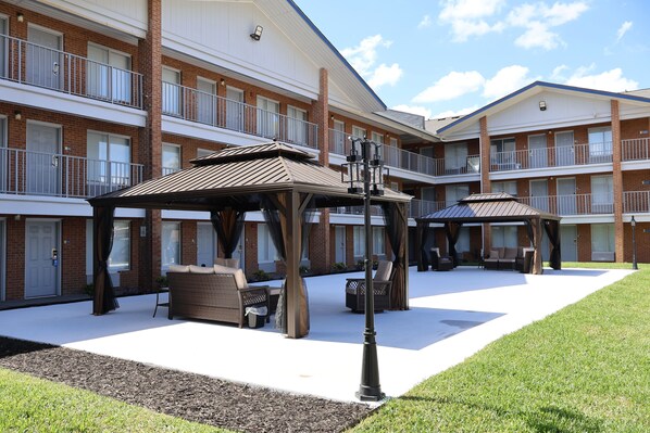 Gazebo - Days Inn & Suites by Wyndham Bossier City/Casino Area (Bossier City)