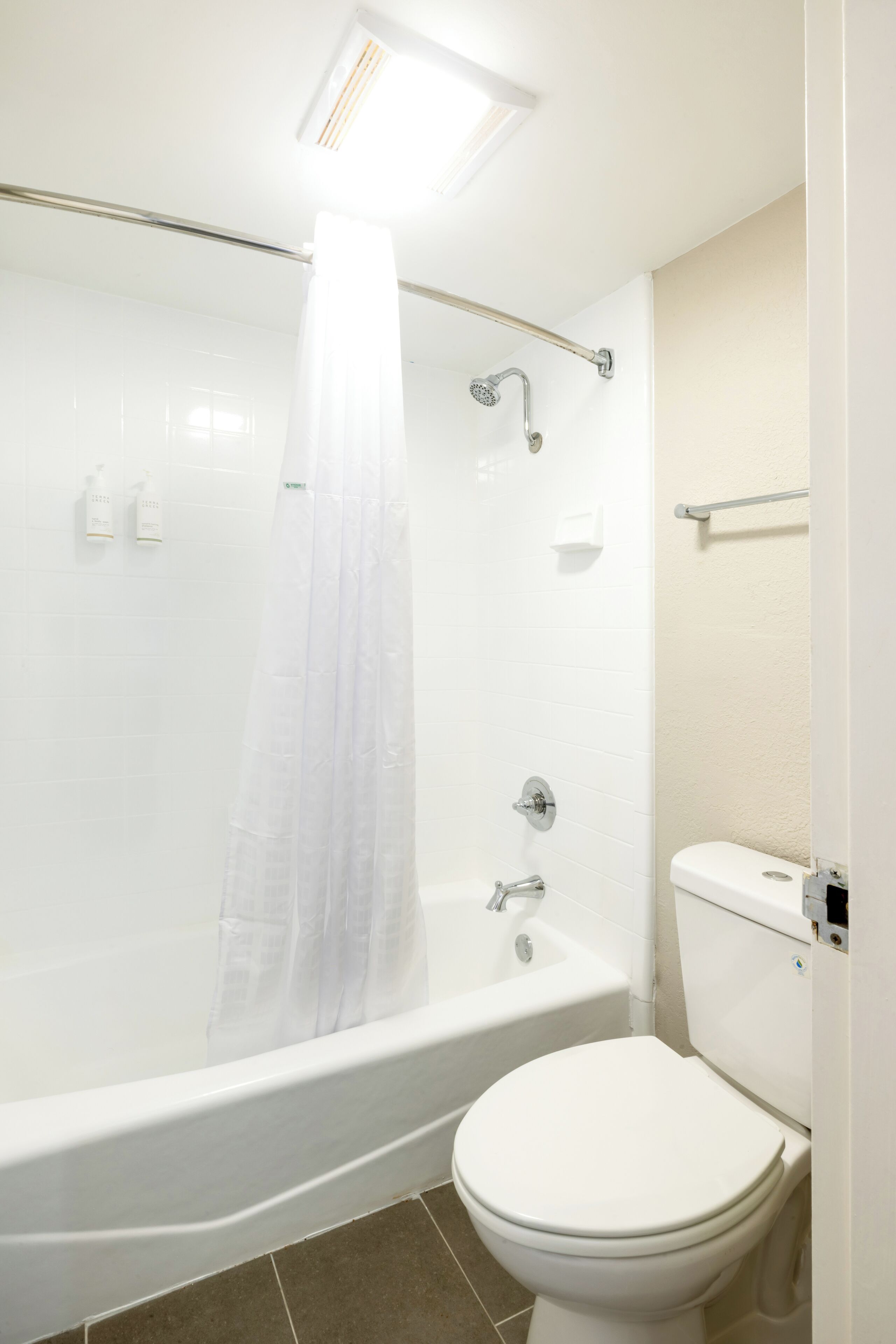 Combined shower/tub, free toiletries, hair dryer, towels