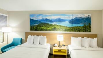 Escritorio, espacio para trabajar con un portátil, cortinas opacas