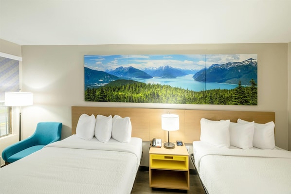 Desk, laptop workspace, blackout curtains, iron/ironing board - Days Inn & Suites by Wyndham Bossier City/Casino Area (Bossier City)