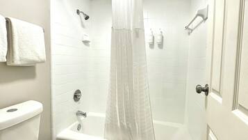 2 Double Beds, Suite, Non-Smoking | 浴室 | 淋浴/浴缸二合一、免費盥洗用品、吹風機、毛巾