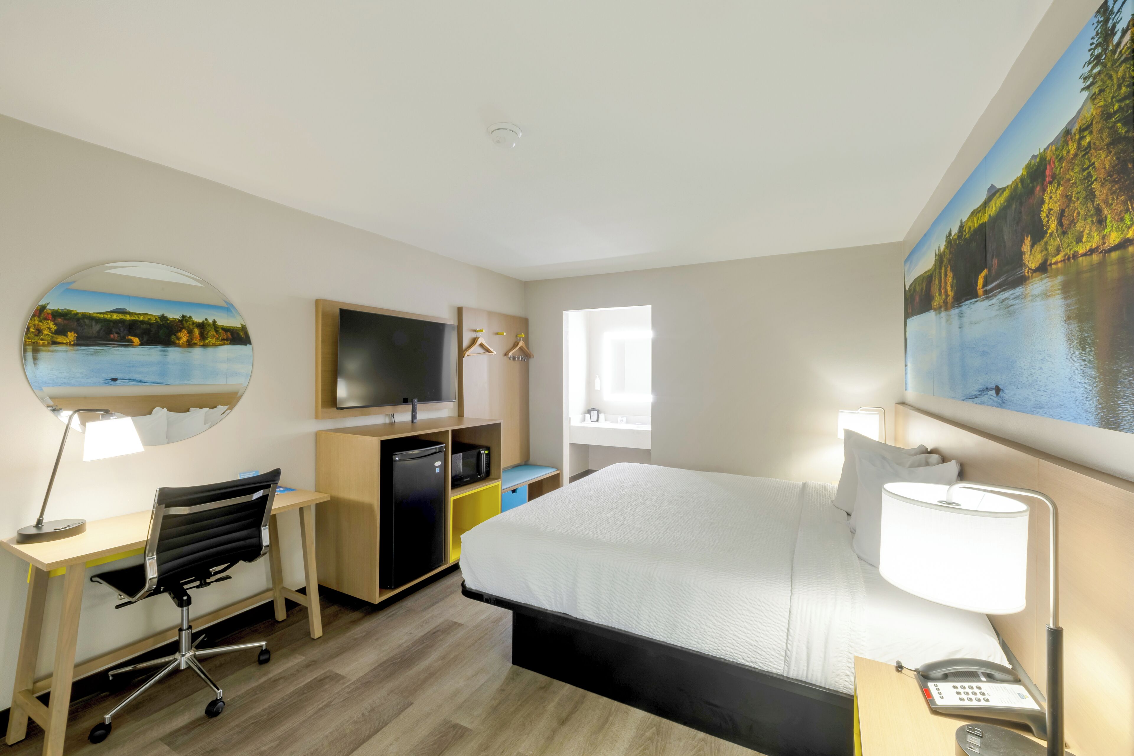 Escritorio, espacio para trabajar con laptop y cortinas blackout 