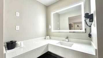 2 Double Beds, Suite, Non-Smoking | Bilik Mandi | Gabungan pancuran/tab mandi, kelengkapan dandanan diri percuma