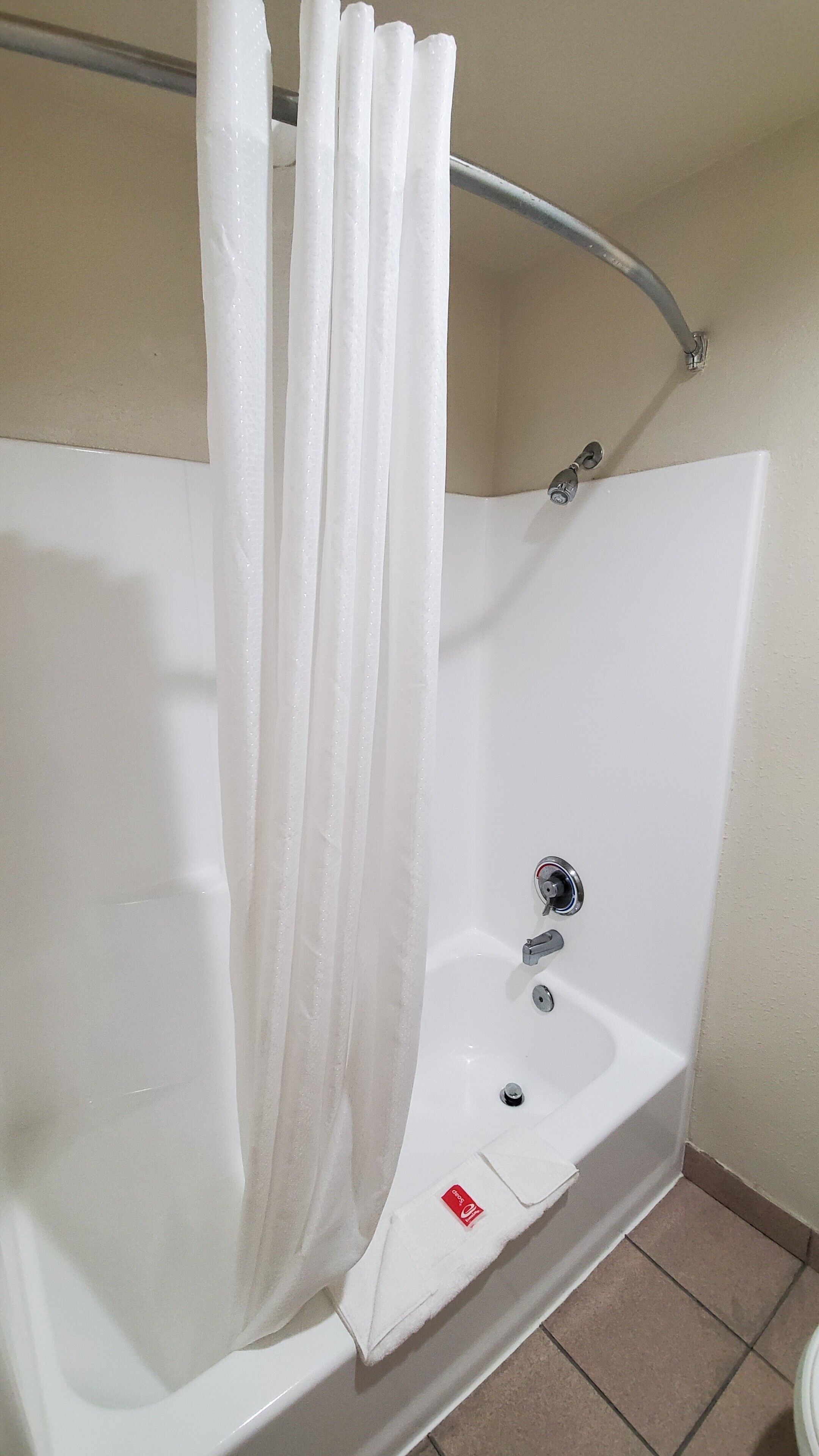 Douche, sèche-cheveux, serviettes fournies, savon