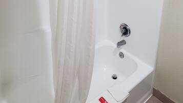 Douche, sĂšche-cheveux, serviettes fournies, savon