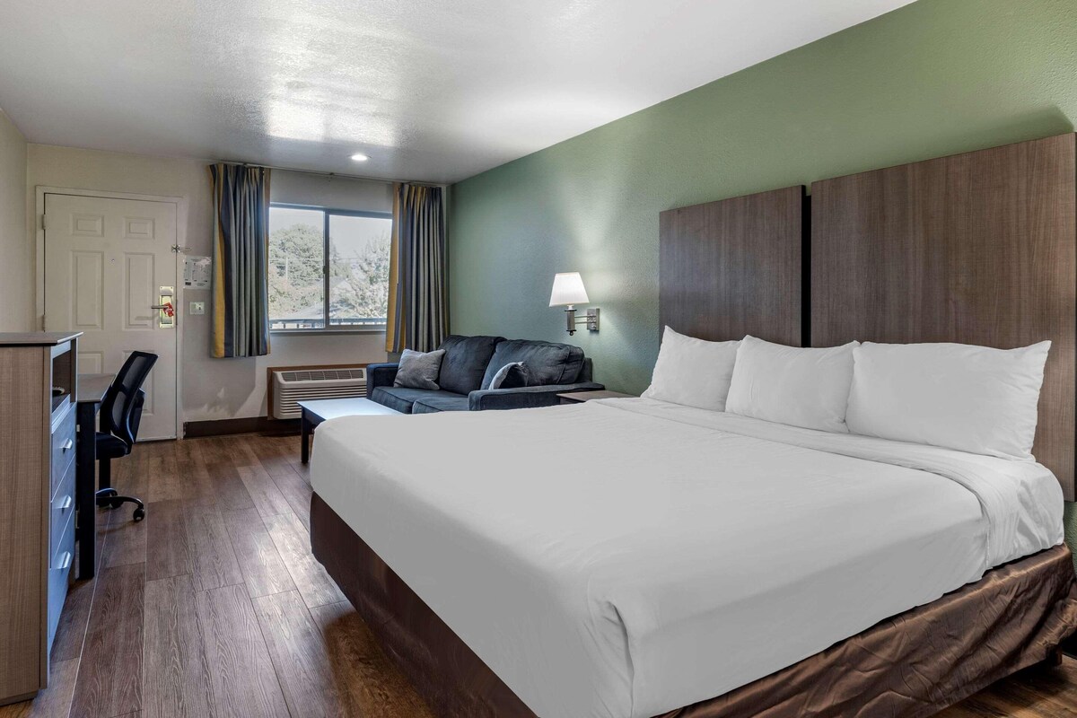 Pillowtop beds, in-room safe, desk, blackout drapes