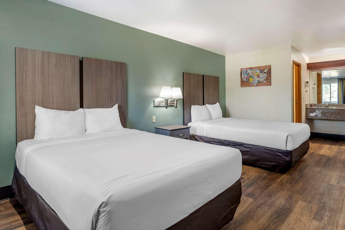 Pillowtop beds, in-room safe, desk, blackout drapes