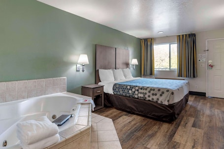 Suite, 1 kingsize-seng, ikke-røyk (Whirlpool) | Senger med overmadrass, safe på rommet, skrivebord og blendingsgardiner. Econo Lodge Portland Airport