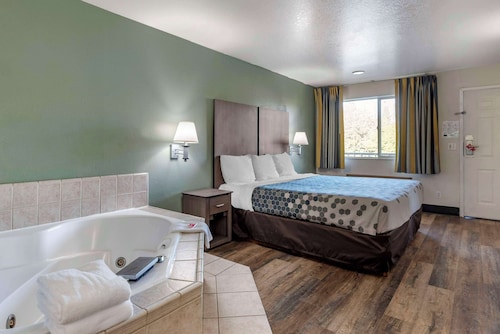 Econo Lodge Portland Airport