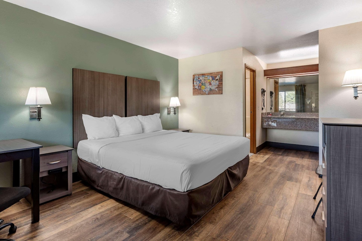 Pillowtop beds, in-room safe, desk, blackout drapes