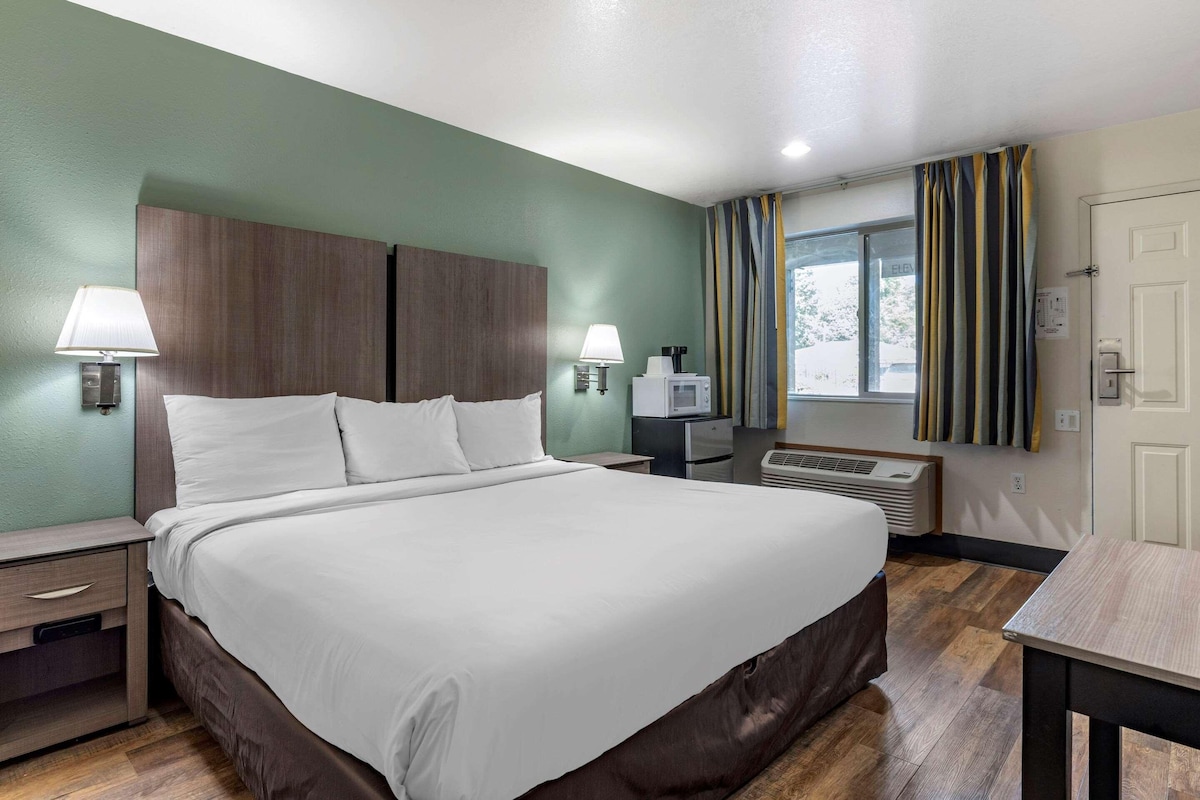 Pillowtop beds, in-room safe, desk, blackout drapes