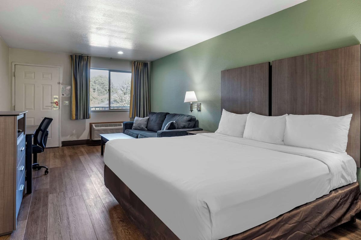 Suite, 1 très grand lit, non-fumeurs | Surmatelas, coffres-forts dans les chambres, bureau, rideaux occultants