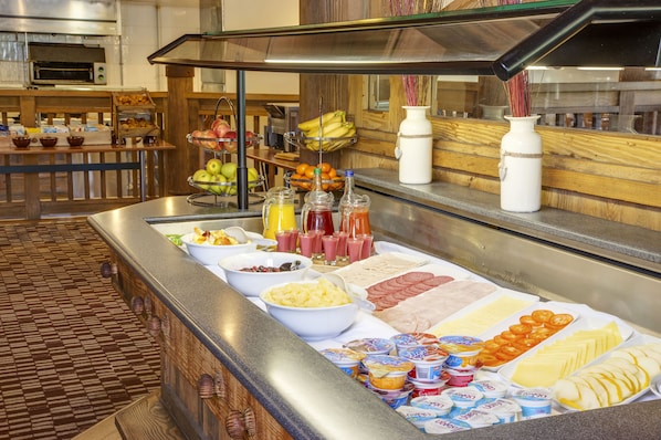Un buffet proposant une variété de plats et de boissons.
