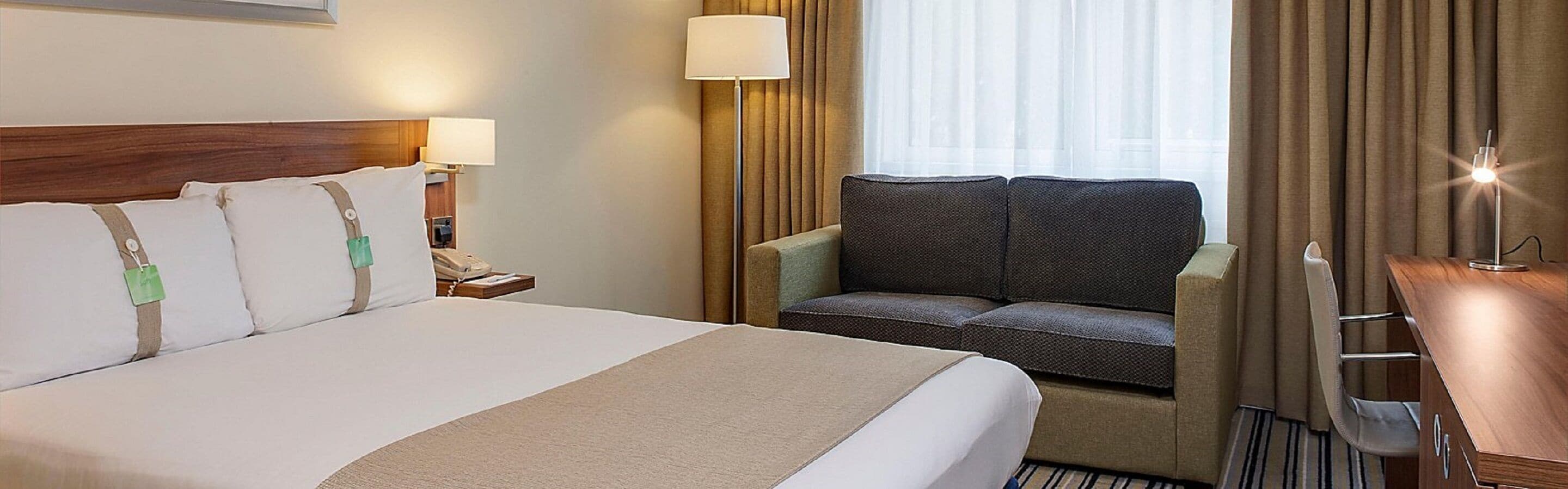 Meja kerja, tirai kedap cahaya, setrika/meja setrika, dan Wi-Fi gratis