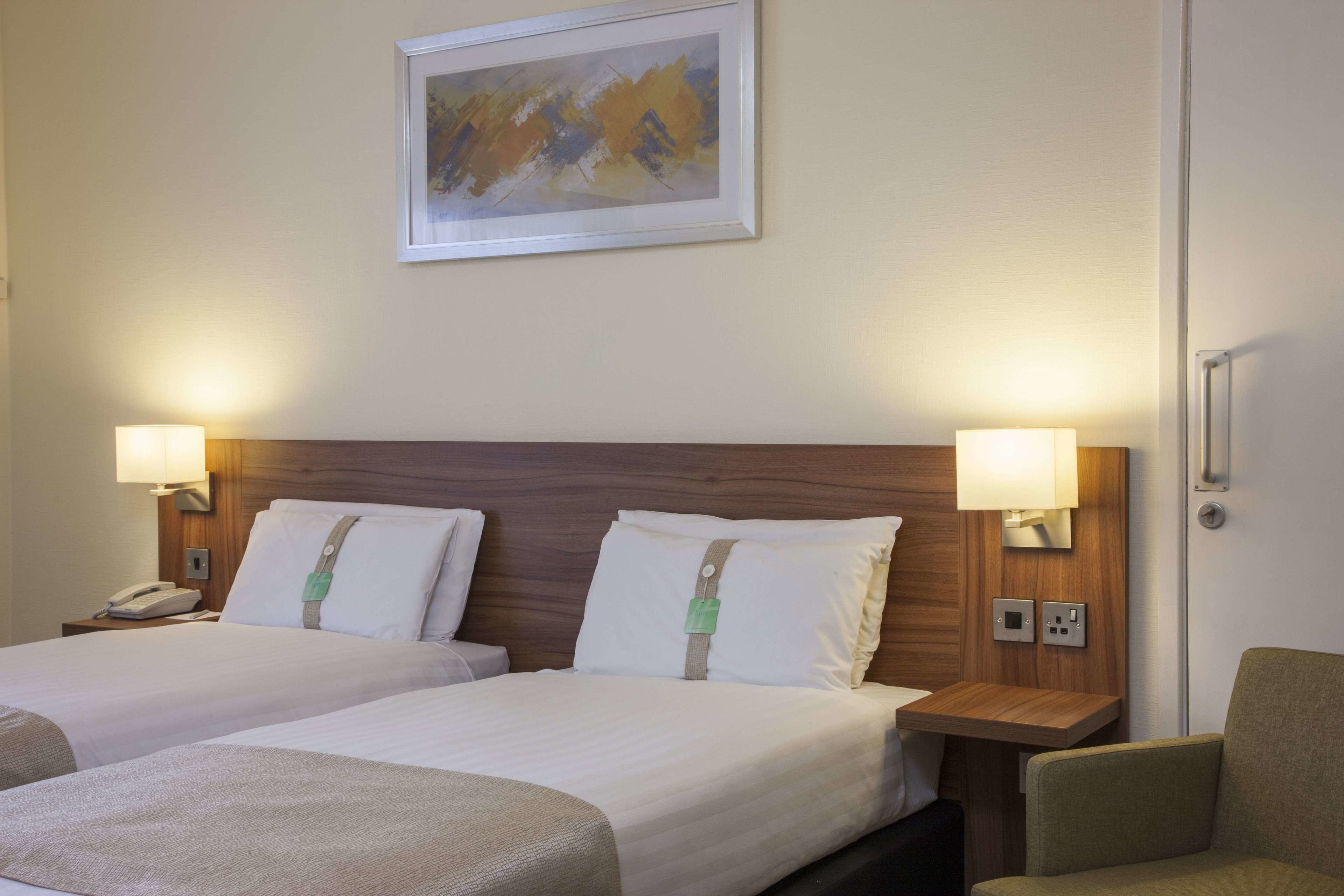 Bàn, màn/rèm cản sáng, bàn ủi/dụng cụ ủi quần áo 