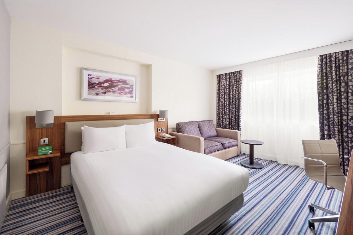 Standard Room, 1 Double Bed, Accessible, Ground Floor | Desk, blackout drapes, iron/ironing board, WiFi (free)