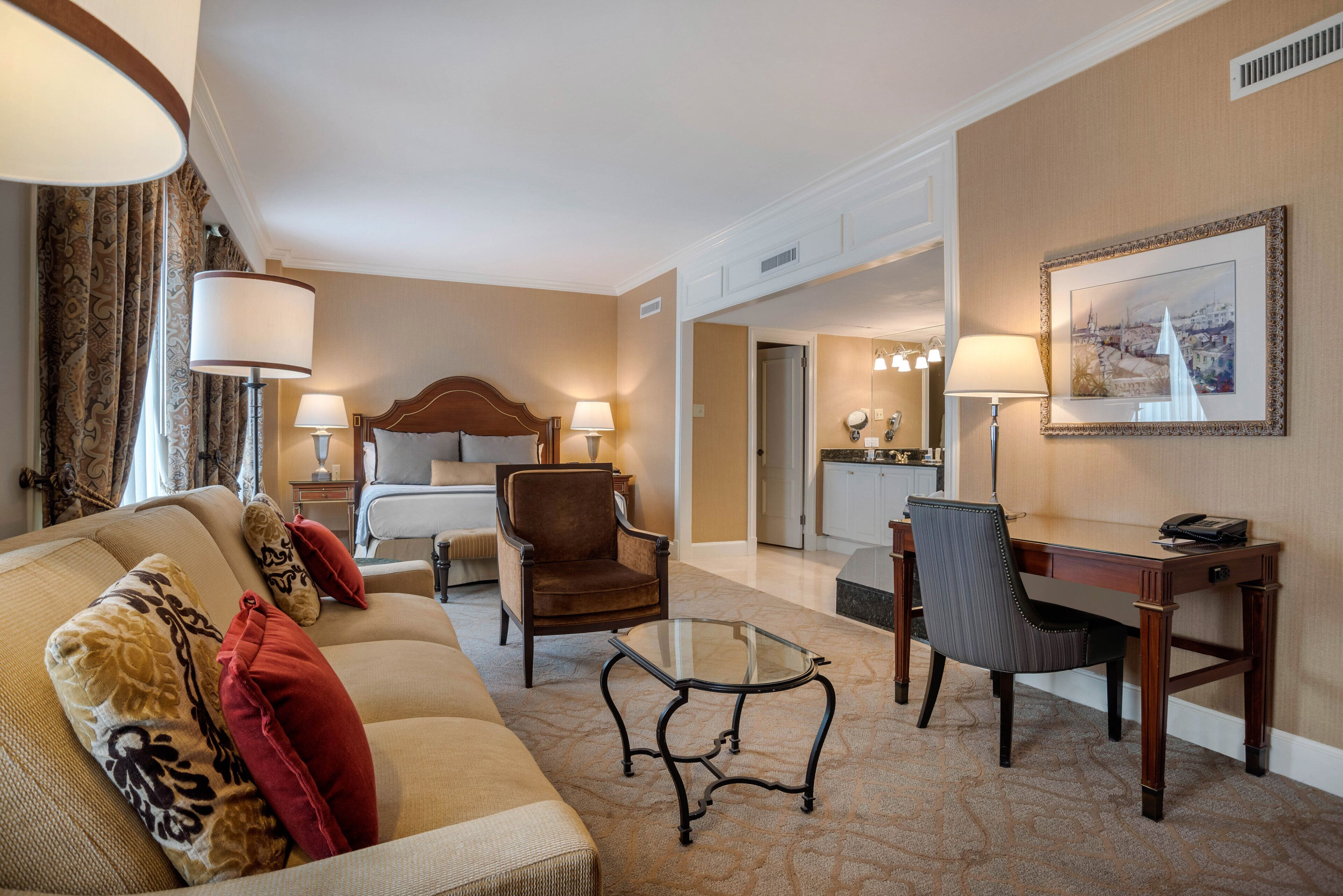 suite, 1 king bed, jetted tub (petite) | premium bedding, minibar, in-room safe, desk