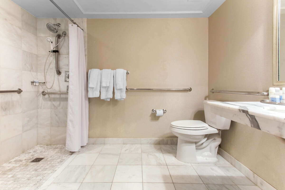 Ein Badezimmer mit Dusche, Toilette und Waschbecken.