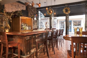 2 bars-salons, bar attenant à la piscine