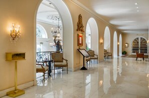 2 bars/lounges