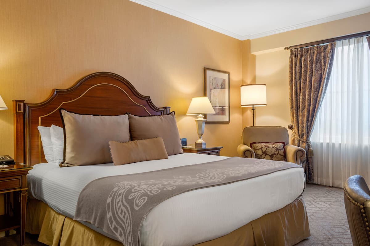 Chambre Premier, 1 très grand lit | Literie de qualité, minibar, coffre-fort, bureau