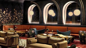 Eine Lounge mit Sofas, Tischen und einem Schachbrettmuster auf dem Boden.