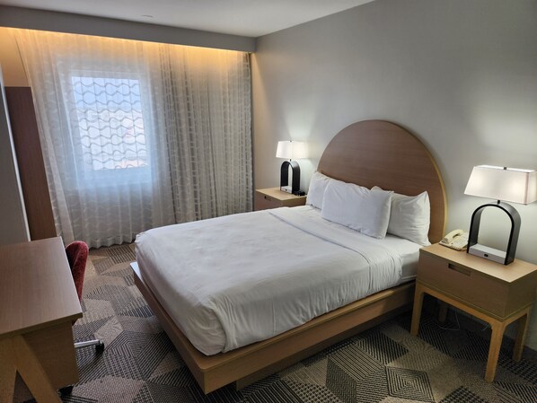 Literie de qualité, bureau, rideaux d’obscurcissement