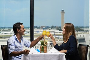 Déjeuner, dîner et souper servis sur place