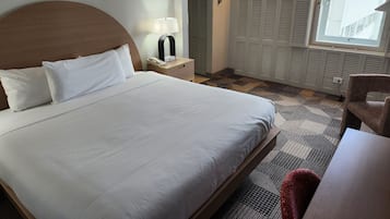 Standard Room, 1 King Bed | Premium bedding, desk, blackout drapes, soundproofing