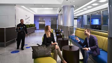 Área de estar no saguão