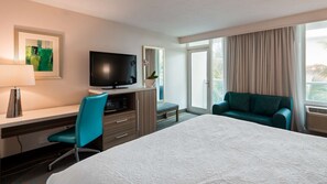 Standardzimmer, 1 King-Bett, Kühlschrank und Mikrowelle, Poolseite | Zimmersafe, Schreibtisch, laptopgeeigneter Arbeitsplatz