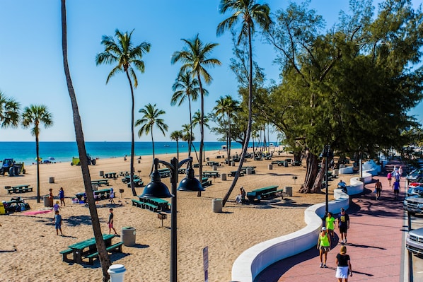 Nära stranden, vit sandstrand och strandhanddukar