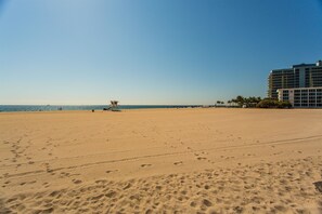 Perto da praia, areia branca, toalhas de praia 