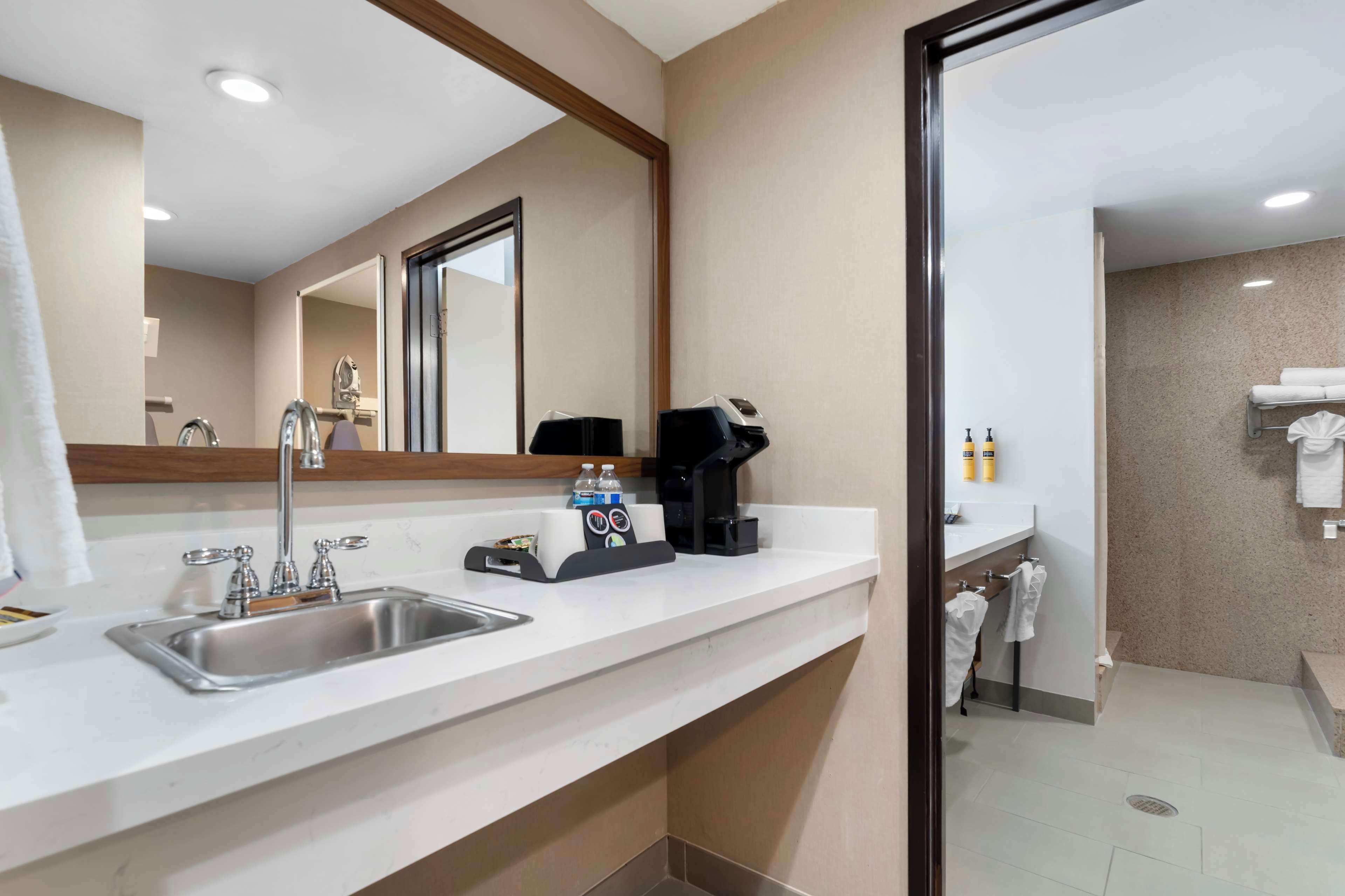 standard room, 1 king bed, non smoking, jetted tub (with sofabed) | bathroom | combined shower/bathtub, eco-friendly toiletries, hair dryer, towels